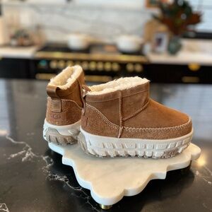 UGG *New With Tags* Venture Daze Mini Boot, Chestnut, Size 6